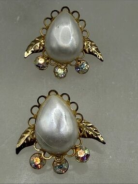 Vintage Gold-Tone White faux Pearl Teardrop Earrings Aurora Goddess clip rare
